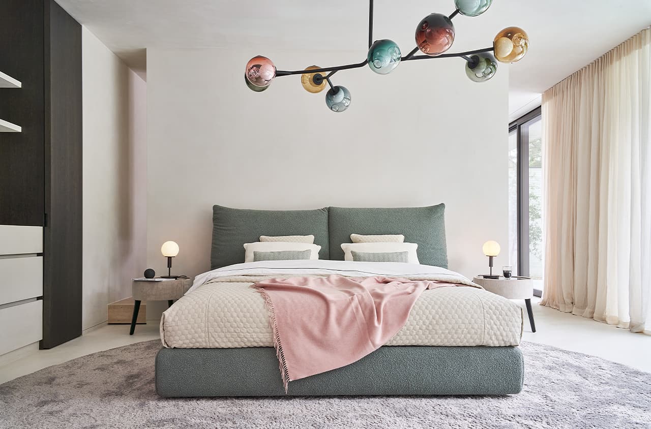 Modernes Schlafzimmer mit großem Polsterbett.
